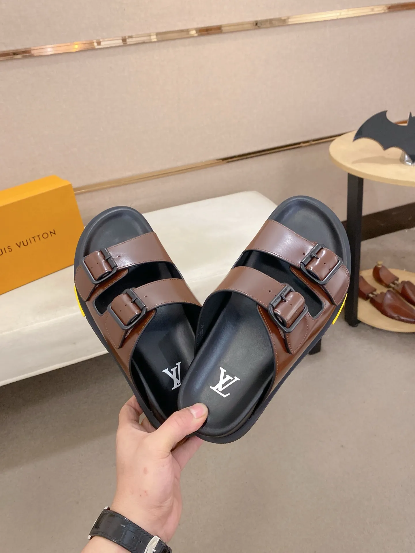 Factory price: 420💰Made by LV🔍Top purchasing agent. Men's spring and summer slippers are available at the same counter. The uppers are made of cowhide imported from Italy. High-quality craftsmanship, soles: original soles specially provided by the original factory, exclusive movable molded soles are super comfortable, original factory follow-up goods, 🔍🔍high quality, can be entered and exited the counter at will, welcome to compare, code number 38-44. Can be customized45